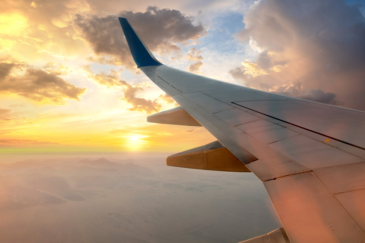 Der Blick aus dem Flugzeugfenster auf die Küste auf dem Weg zur Behandlung