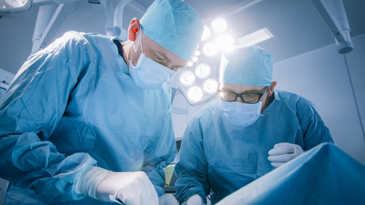 Chirurgen bei der Arbeit in einem akkreditierten Partner-Operationssaal